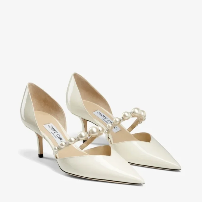 Pantofi cu vârf ascuțit Aurelie 65 din piele lăcuită Latte, cu ornamente din perle Pantofi cu vârf ascuțit Aurelie 65 din piele lăcuită Latte, cu ornamente din perle