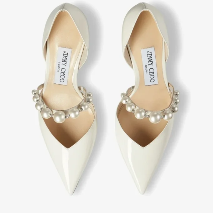 Pantofi cu vârf ascuțit Aurelie 65 din piele lăcuită Latte, cu ornamente din perle Pantofi cu vârf ascuțit Aurelie 65 din piele lăcuită Latte, cu ornamente din perle