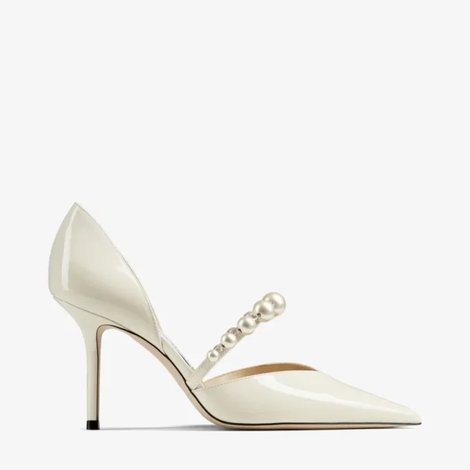 Pantofi cu vârf ascuțit Aurelie 85 din piele lăcuită de culoare latte, cu ornamente din perle Pantofi cu vârf ascuțit Aurelie 85 din piele lăcuită de culoare latte, cu ornamente din perle