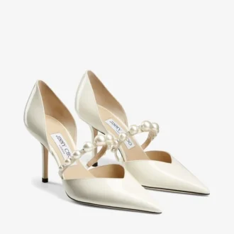 Pantofi cu vârf ascuțit Aurelie 85 din piele lăcuită de culoare latte, cu ornamente din perle Pantofi cu vârf ascuțit Aurelie 85 din piele lăcuită de culoare latte, cu ornamente din perle