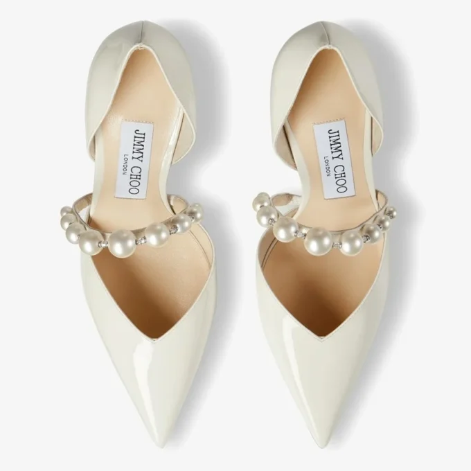 Pantofi cu vârf ascuțit Aurelie 85 din piele lăcuită de culoare latte, cu ornamente din perle Pantofi cu vârf ascuțit Aurelie 85 din piele lăcuită de culoare latte, cu ornamente din perle