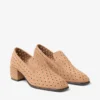 Papuci Eliot 45 F din piele de căprioară de culoare caramel cu ochiuri Papuci Eliot 45 F din piele de căprioară de culoare caramel cu ochiuri