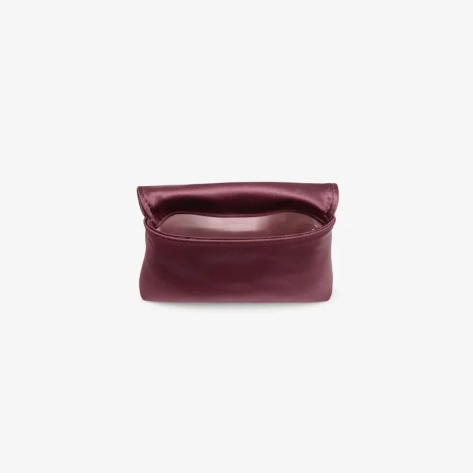 Portcard moale cu lanț Portcard din satin de culoare merlot închis cu fundă cu cristale Portcard moale cu lanț Portcard din satin de culoare merlot închis cu fundă cu cristale
