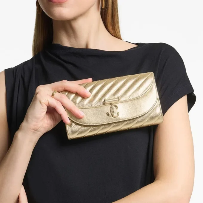 Portofel Curve cu lanț Clutch din piele metalizată matlasată auriu strălucitor Portofel Curve cu lanț Clutch din piele metalizată matlasată auriu strălucitor