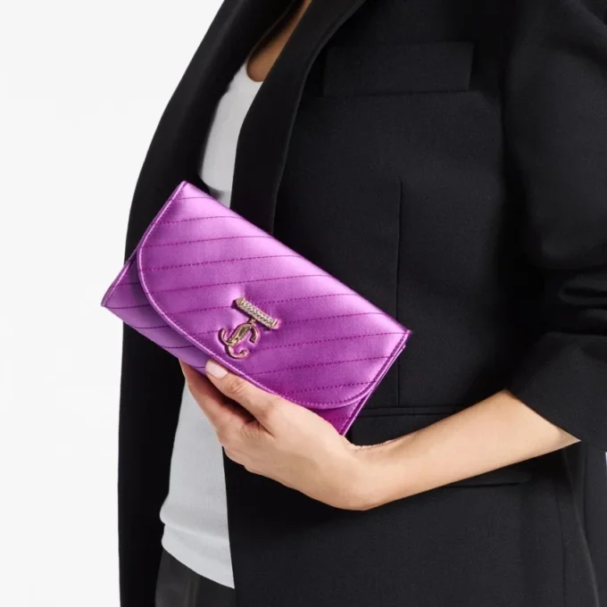 Portofel Curve cu lanț Lanț de portofel din satin matlasat Violet Orchid cu bară Jc din cristal Portofel Curve cu lanț Lanț de portofel din satin matlasat Violet Orchid cu bară Jc din cristal