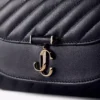 Portofel Curve cu lanț Portofel din piele Biker matlasată în nuanțe marine, cu lanț Portofel Curve cu lanț Portofel din piele Biker matlasată în nuanțe marine, cu lanț