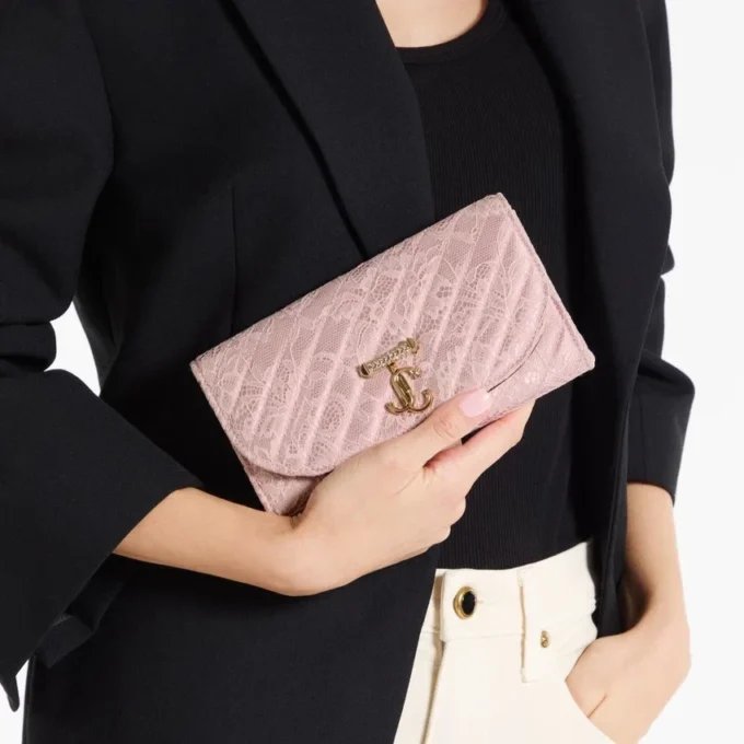 Portofel Curve cu lanț Portofel matlasat jimmy choo Lace cu lanț și bară Jc cu cristale Portofel Curve cu lanț Portofel matlasat jimmy choo Lace cu lanț și bară Jc cu cristale