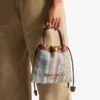 Pungă cu șnur și mâner superior Pungă cu șnur din rafie multicoloră și bej cu model în zig-zag, cu finisaje din piele