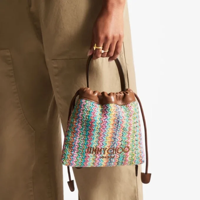 Pungă cu șnur și mâner superior Pungă cu șnur din rafie multicoloră și bej cu model în zig-zag, cu finisaje din piele