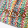 Pungă cu șnur și mâner superior Pungă cu șnur din rafie multicoloră și bej cu model în zig-zag, cu finisaje din piele