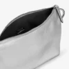 Pungă de mână Callie din piele metalizată argintie Pungă de mână Callie din piele metalizată argintie