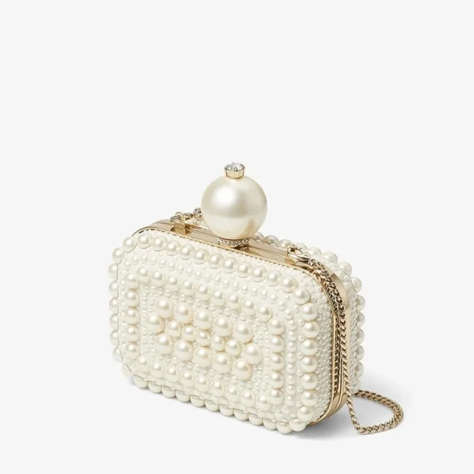 Pungă de mână Micro Cloud din piele de căprioară albă, cu ornamente din perle pe toată suprafața Pungă de mână Micro Cloud din piele de căprioară albă, cu ornamente din perle pe toată suprafața