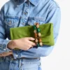 Pungă de mână Zandra din piele de căprioară cu brățară cu mărgele