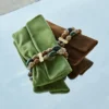 Pungă de mână Zandra din piele de căprioară cu brățară cu mărgele