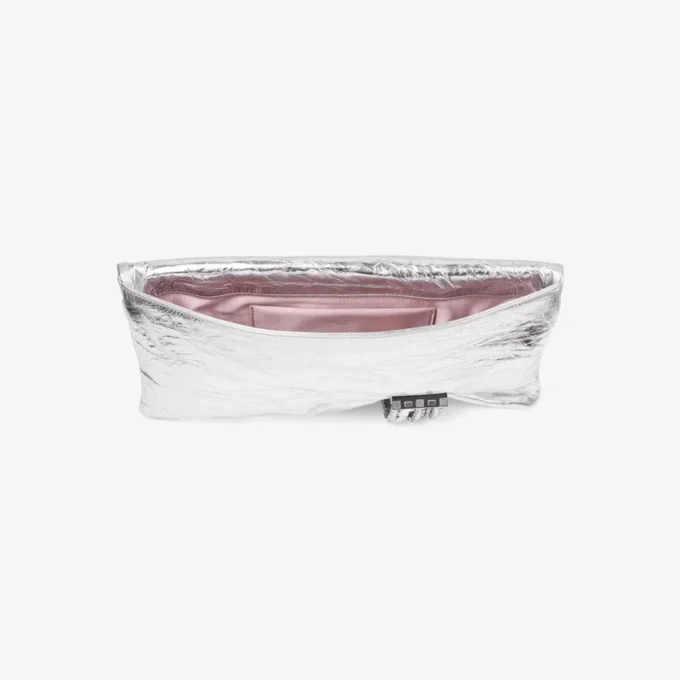 Pungă de mână Zandra din piele metalizată vintage argintie Pungă de mână Zandra din piele metalizată vintage argintie