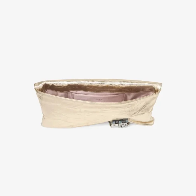 Pungă de mână Zandra din piele metalizată vintage platină Pungă de mână Zandra din piele metalizată vintage platină