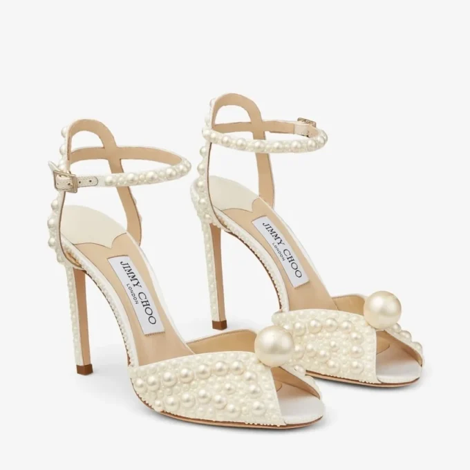 Sacora 100 Sandale din satin alb cu perle pe toată suprafața Sacora 100 Sandale din satin alb cu perle pe toată suprafața