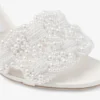 Sandale Cary 85 din satin ivoriu cu toc gros și ornamente din perle Sandale Cary 85 din satin ivoriu cu toc gros și ornamente din perle