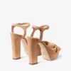 Sandale cu platformă Heloise 120 din piele de căprioară de culoare caramel Sandale cu platformă Heloise 120 din piele de căprioară de culoare caramel