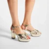Sandale cu platformă Heloise 80 din piele metalizată vintage aurie Sandale cu platformă Heloise 80 din piele metalizată vintage aurie