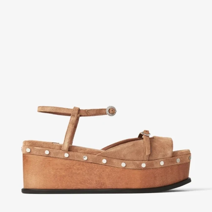 Sandale cu platformă Kata 60 din piele de căprioară catifelată de culoare caramel Sandale cu platformă Kata 60 din piele de căprioară catifelată de culoare caramel