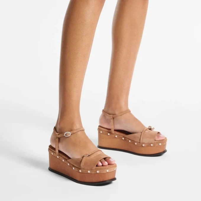 Sandale cu platformă Kata 60 din piele de căprioară catifelată de culoare caramel Sandale cu platformă Kata 60 din piele de căprioară catifelată de culoare caramel