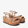 Sandale cu platformă Kata 60 din piele de căprioară catifelată de culoare caramel Sandale cu platformă Kata 60 din piele de căprioară catifelată de culoare caramel