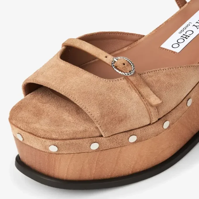 Sandale cu platformă Kata 60 din piele de căprioară catifelată de culoare caramel Sandale cu platformă Kata 60 din piele de căprioară catifelată de culoare caramel