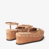 Sandale cu platformă Kata 60 din piele de căprioară catifelată de culoare caramel Sandale cu platformă Kata 60 din piele de căprioară catifelată de culoare caramel