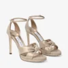 Sandale cu platformă Rosie 100 din piele de căprioară aurie strălucitoare Sandale cu platformă Rosie 100 din piele de căprioară aurie strălucitoare