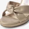 Sandale cu platformă Rosie 100 din piele de căprioară aurie strălucitoare Sandale cu platformă Rosie 100 din piele de căprioară aurie strălucitoare