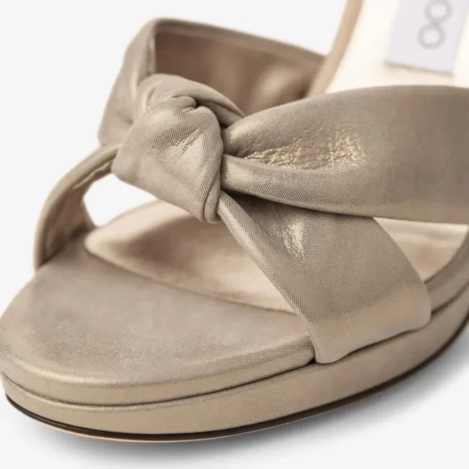 Sandale cu platformă Rosie 100 din piele de căprioară aurie strălucitoare Sandale cu platformă Rosie 100 din piele de căprioară aurie strălucitoare