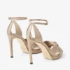Sandale cu platformă Rosie 100 din piele de căprioară aurie strălucitoare Sandale cu platformă Rosie 100 din piele de căprioară aurie strălucitoare