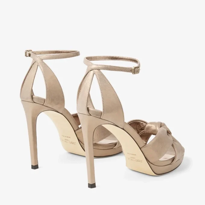 Sandale cu platformă Rosie 100 din piele de căprioară aurie strălucitoare Sandale cu platformă Rosie 100 din piele de căprioară aurie strălucitoare
