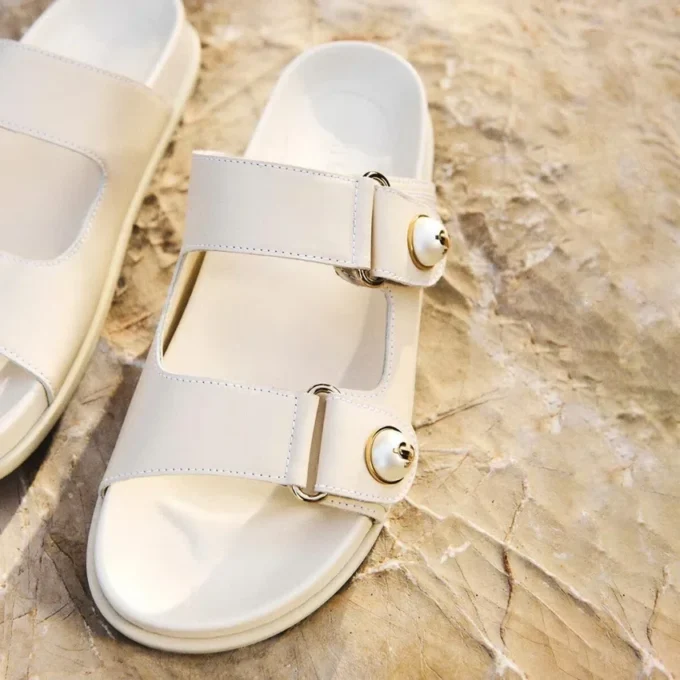 Sandale Fayence din piele Latte, fără toc, cu ornamente din perle Sandale Fayence din piele Latte, fără toc, cu ornamente din perle