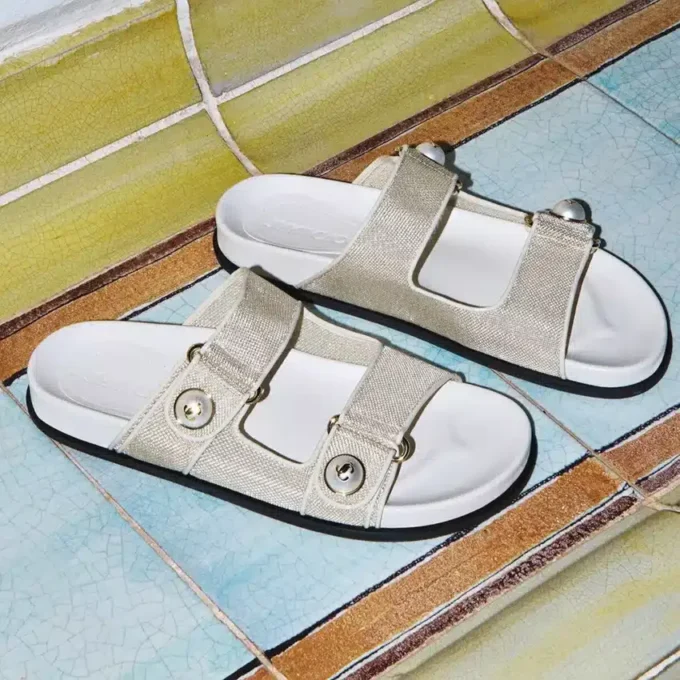 Sandale Fayence din piele lăcuită metalizată de culoare șampanie, cu perle Sandale Fayence din piele lăcuită metalizată de culoare șampanie, cu perle