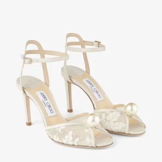 Sandale Sacora 85 din dantelă florală de culoare ivoriu cu detalii din perle Sandale Sacora 85 din dantelă florală de culoare ivoriu cu detalii din perle