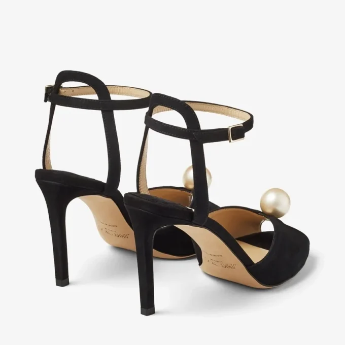 Sandale Sacora 85 din piele de căprioară neagră cu ornamente din perle Sandale Sacora 85 din piele de căprioară neagră cu ornamente din perle