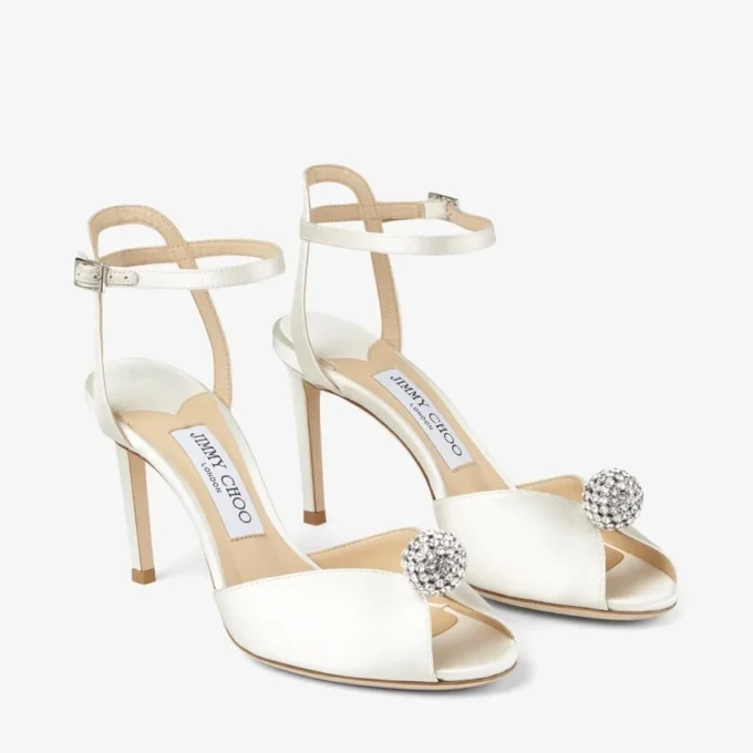 Sandale Sacora 85 din satin de culoare ivoriu, cu sferă decorată cu cristale