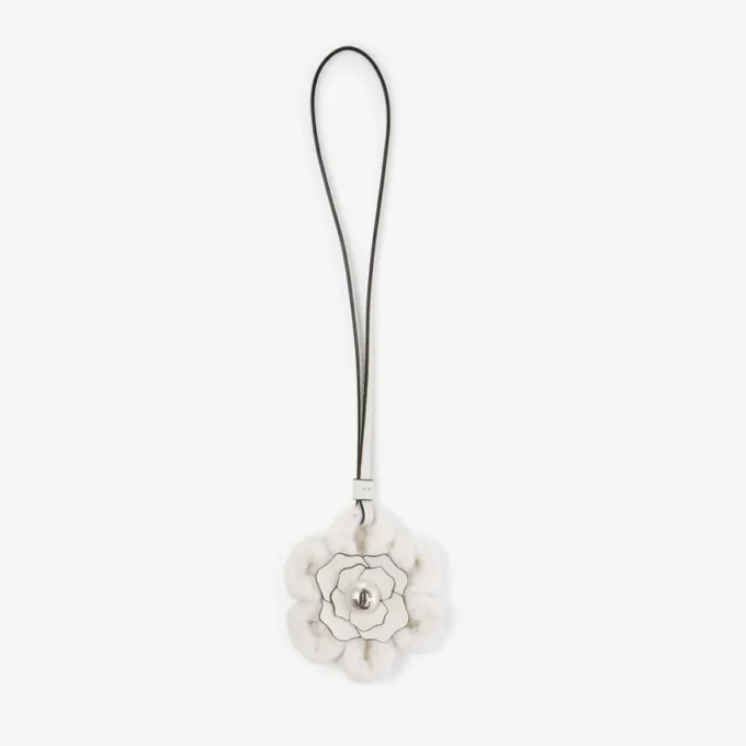 Talisman cu flori tricotat Talisman cu flori din lână tricotată de culoare Latte, cu finisaje din piele