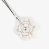 Talisman cu flori tricotat Talisman cu flori din lână tricotată de culoare Latte, cu finisaje din piele