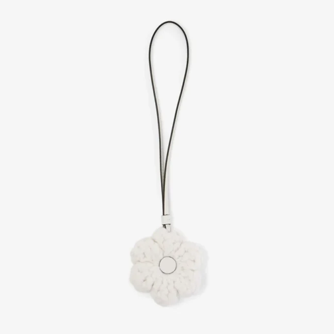 Talisman cu flori tricotat Talisman cu flori din lână tricotată de culoare Latte, cu finisaje din piele