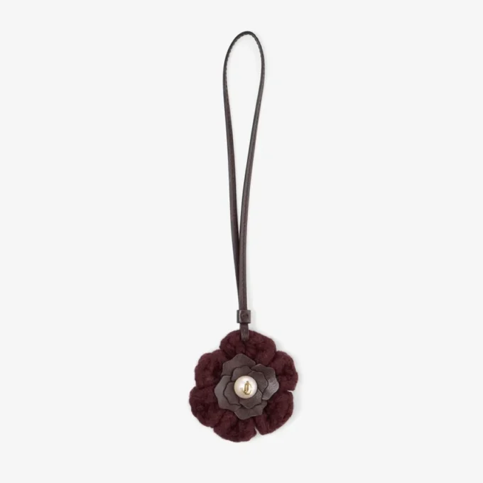 Talisman cu flori tricotate Talisman cu flori din lână tricotată de culoare merlot intens, cu finisaje din piele