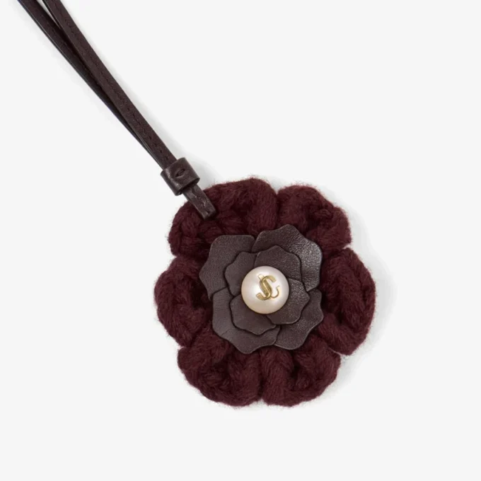 Talisman cu flori tricotate Talisman cu flori din lână tricotată de culoare merlot intens, cu finisaje din piele
