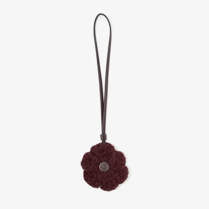 Talisman cu flori tricotate Talisman cu flori din lână tricotată de culoare merlot intens, cu finisaje din piele